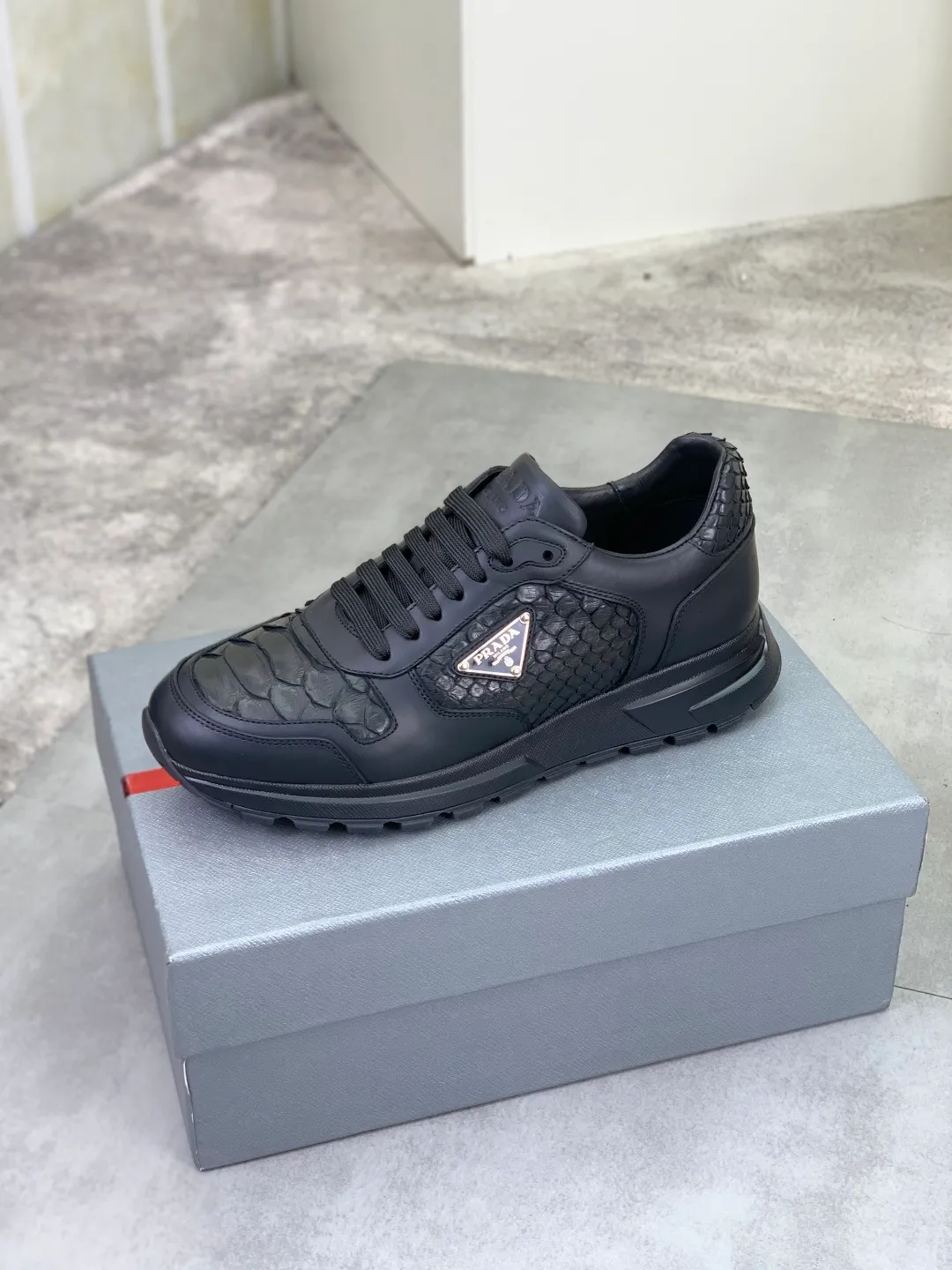 Men's men's shoes💰P580💰【New model】Top quality, new popular models on the official website, which will never go out of style for a century,🆘 The trendy brand (Prada) mainly promotes popular models, avant-garde and versatile fashionable men's shoes, privately molded, with cowhide splicing and 1:1 oil edge treatment... fashionable and simple, original imported cowhide with python skin, cowhide leather lining for feet; the atmosphere and personality are more fashionable, eye-catching and pursuing class. It will subvert the old idea and be a must-have for fashionistas who want to spend time with you! Must keep it! High-end comfortable and low-cost, high-end quality workmanship. Size: 38-44 Various colors available. full package